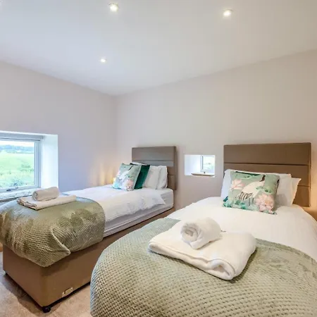 5 Bed In Oc-r35029 *